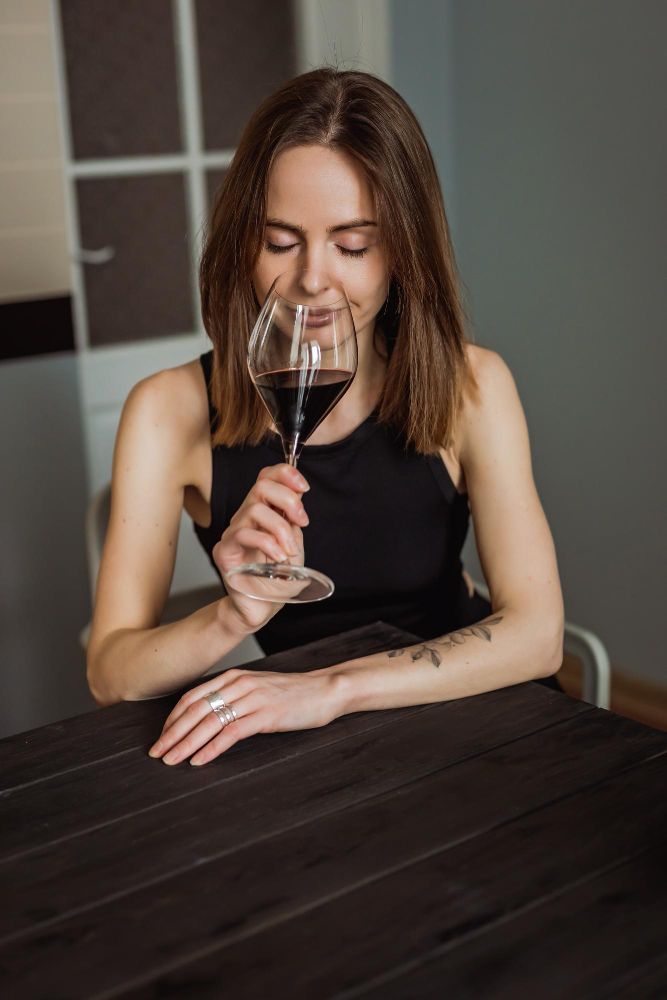 Kako se Drži Čaša za Vino_
